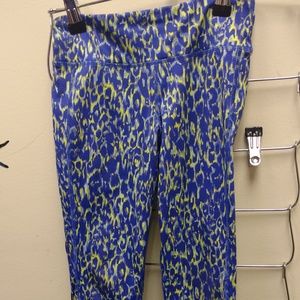 S (6-7) Old Navy Active Multi Print Crop Pant